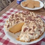 Easy no-bake Pumpkin Fluff Pie recipe! Creamy pumpkin filling with Cool Whip in a graham cracker crust. Perfect fall dessert for Halloween or Thanksgiving! #pumpkinpie #nobake #dessert #fallrecipes