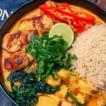 Quick & Easy Thai Chicken Curry Soup Recipe! This comforting Asian-inspired soup is ready in just 20 minutes and features tender chicken, fragrant spices, and rice noodles. Perfect for a weeknight meal! #thairecipe #chickencurry #asiansoup #easyrecipe #comfortfood